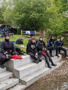 Mehr über den Artikel erfahren Vier Jungs erobern die Unterwasserwelt